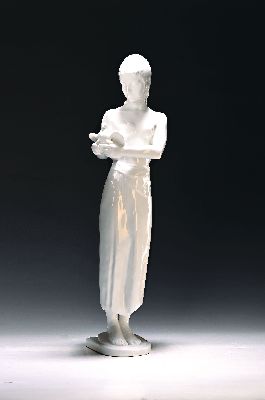 Große Porzellanfigur "Die Unschuld", Rosenthal, Entw. Richard Scheibe (1879-1964), Junge Frau mit Tuch um die Hüfte, eine Taube in der ...
