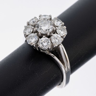 14 kt Gold Brillant-Ring, GG 585/000, 1 Brillant ca. 0.70 ct feines Weiß/vs-si, 8 Brillanten zus. ca. 1.44 ct feines Weiß- Weiß/vs-si, RW 55, ca. ...