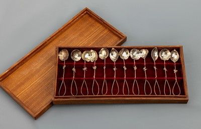 Set 12 Zierlöffel, China, wohl 1960er Jahre, Silber gepr., einfache Verarbeitung, Laffenin versch. Blattformen, teilw. grav., Stiel jeweils mit ...