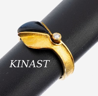 14 kt Gold Brillant-Labradorit-Ring, GG 585/000, Anfertigung durch KINAST/Worms, 1 Brillant ca. 0.05 ct feines Weiß/vs, Labradorit-Cabochon ca. 1.0 ...