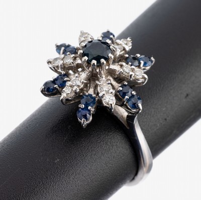 18 kt Gold Saphir-Diamant-Ring, WG 750/000,13 rundfacett. Saphire zus. ca. 0.70 ct, 12 8/8-Diamanten zus. ca. 0.18 ct Weiß/si, RW 53, ca. 5.0 g