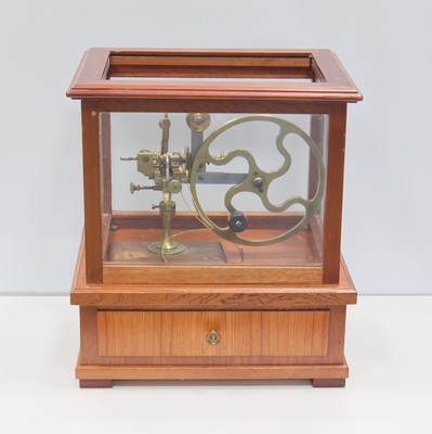 Wälzmaschine mit aufwendigem späteren Glaskasten, um 1900, Messing-Maschine auf orig. Holzsockel, orig. Zubehör-Kasten m. Fräsern, Auflagen etc, ...