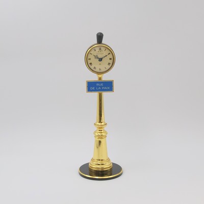 Jaeger-LeCoultre Rue de la Paix vergoldete Tischuhr mit Wecker, Schweiz um 1960, vergoldeter Laternenfuß m. blauem Pariser Straßenschild, darüber ...