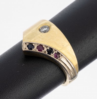 14 kt Gold Brillant-Farbstein-Ring, GG 585/000, Brillant ca. 0.10 ct Weiß/si, 2 rundfacett. Rubine und 2 rundfacett. Saphire zus. ca. 0.07 ct, RW ...
