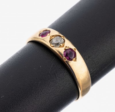 14 kt Gold Diamant-Rubin-Ring, um 1900, GG 585/000, Altschliffdiamant ca. 0.10 ct Weiß/p1, 2 rundfacett. Rubine zus. ca. 0.10 ctct, RW 56, ca. 2.1 g