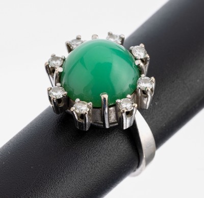 14 kt Gold Chrysopras-Brillant-Ring, WG 585/000, Chrysoprascabochon ca. 5.0 ct, umgeben von 8 Brillanten zus. ca. 0.40 ct Weiß/si, RW 51, ca. 6.2 g