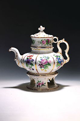 Große Teekanne mit Stövchen und Einsatz, SPM Berlin Moabit, um 1900, Porzellan, mit bunter Blumenmalerei und Goldstaffage, Siebeinsatz besch., ...