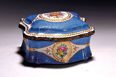 Große Deckeldose, Dresden, um 1890-1900, Porzellan, blauer Fond mit Goldstaffage, in Kartusche bunte Blumenmalerei, Metallmontur, ca. 12x19x16cm