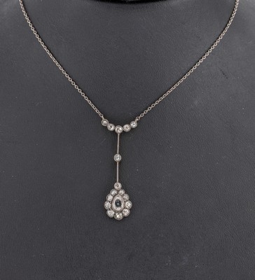 14 kt Gold Diamant-Collier, um 1890, GG GG 585/000 (gepr.), schauseitig Silber, 1 facett. Diamanttropfen und 16 Altschliffdiamanten zus. ca. 1.10 ct ...