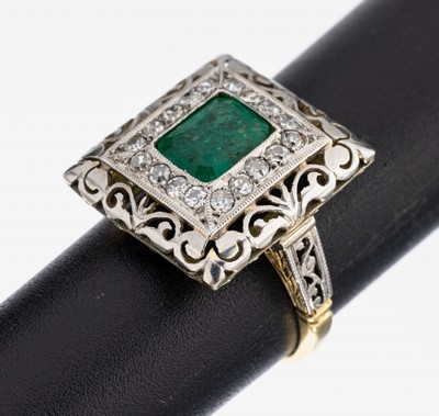 18 kt Gold und Platin Smaragd-Diamant-Ring, um1920-1930, GG 750/000 und Pt (gepr.), schauseitig Platin, florale Gestaltung, mittigein facett. ...