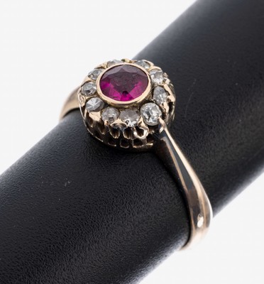 14 kt Gold Rubin-Diamant-Ring, um 1900, RG 585/000 gepr., mittig rundfacett. Rubin ca.0.25 ct, umgeben von 10 Altschliffdiamanten zus. ca. 0.20 ct ...