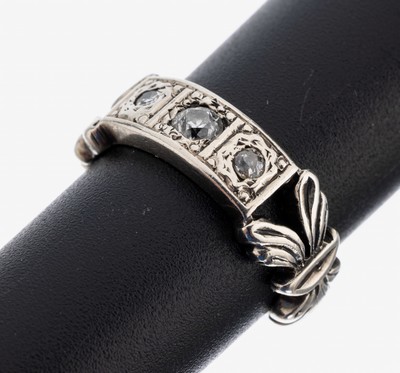 8 kt Gold Diamant-Ring, um 1920, WG 333/000 gepr., Ringschultern floral gestaltet,3 Altschliffdiamanten zus. ca. 0.18 ct Weiß/p,RW 46, ca. 4.3 g