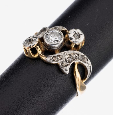 18 kt Gold Diamant-Ring, um 1890, GG 750/000, Ringkopf asymm., schauseitig Platin, mittiger Altschliffdiamant ca. 0.15 ct Weiß/p,weitere ...