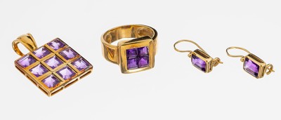 18 kt Gold Amethyst-Schmuckset, GG 750/000,best. aus: 1 Ring, RW 55, 1 Anhänger, ca. 2 x 2 cm, und 1 Paar Ohrgehänge, 15 Amethyst- Cabochons zus. ...