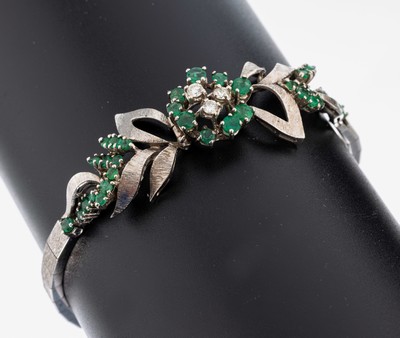18 kt Gold Brillant-Smaragd-Armband, WG 750/000, Oberfläche fein grav., florales Mittelteil, 3 Brillanten zus. ca. 0.25 ct Weiß/si, 35 rundfacett. ...