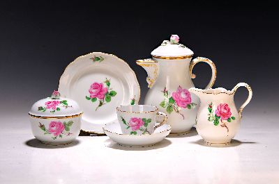 Mokkaservice, rote Rose, Meissen, 2.Hälfte 20.Jh., 2.Wahl, Porzellan, handbemalt, 7 Teller D. 13,5 cm, 7 Tassen mit 5 UT, Sahnegießer und ...