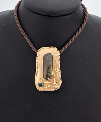 14 kt Gold Opal-Turmalin-Anhänger, GG 585/000, abstrakte Gestaltung, Boulderopal, ovaler Turmalin-Cabochon ca. 1.0 ct ct, ca. 5.5 x 3.4 cm, ca. ...
