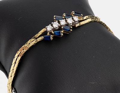14 kt Gold Saphir-Brillant-Armband, GG/WG 585/000 gepr., Mittelteil asymm., 6 Saphir- Trapeze zus. ca. 0.80 ct, 5 Brillanten zus. ca. 0.40 ct ...