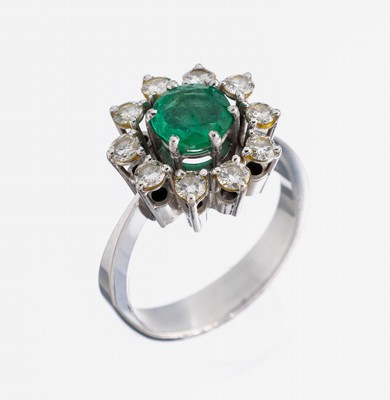 18 kt Gold Smaragd-Brillant-Ring, WG 750/000, rundfacett. Smaragd ca. 1.0 ct, 10 Brillanten zus. ca. 0.60 ct feines Weiß- Weiß/vs-si, RW 53, ca. ...