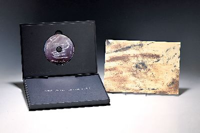 David Nash, geb. 1945, "Wooden Boulder - 1978-2003", 2008, Ed. 58/350, handsignierte Kassette mit Leporellos nach Farbfotografien und nach ...