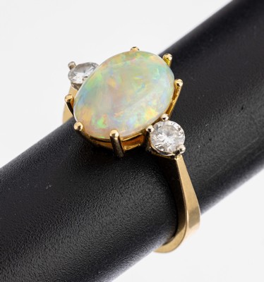 18 kt Gold Opal-Brillant-Ring, GG 750/000, Opal-Cabochon mit schönem Farbspiel in Orange und Grün ca. 2.0 ct, 2 Brillanten zus. ca. 0.40 ct ...