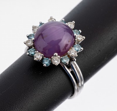 18 kt Gold Rubin-Brillant-Ring, WG 750/000,Sternrubin ca. 4.50 ct, 16 Brillanten zus. ca.0.48 ct 8 x Weiß/si, 8 x Blau (beh.)/si-p1, RW 52, ca. 5.5 ...