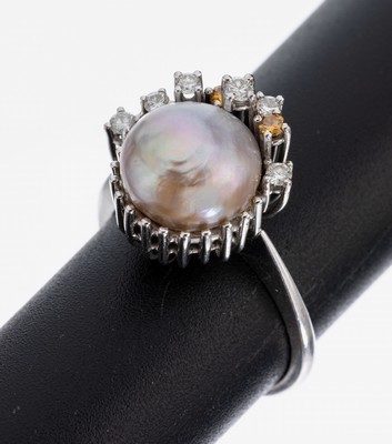 18 kt Gold Brillant-Perl-Ring, WG 750/000, barocke Südseeperle, D. ca. 9 mm, 8 Brillanten zus. ca. 0.16 ct 6 x Weiß/si, 2 x Braun-Gelb(beh.)/si, ...