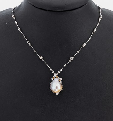 18 kt Gold Perl-Brillant-Collier, GG 750/000, barocke tropfenförm. Südseezuchtperle ca. 16 x 13 mm, 10 Brillantenzus. ca. 0.27 ct 7 x Weiß/si, 3 ...
