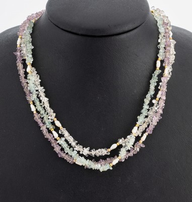 Kettentrio aus Halbedelsteinen, getrommelter Bergkristall, getrommelter Amethyst und getrommelter Aquamarin, jeweils mit kleinen vergoldeten ...