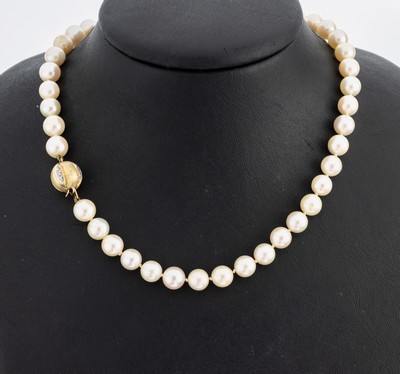Zuchtperl-Collier mit 14 kt Gold Diamant- Schließe, WG 585/000, 115 cremefarb. Akoyazuchtperlen, D. ca. 7.6 mm, Kugelschließemit 4 8/8-Diamanten ...