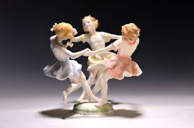 Porzellanfigurengruppe, Hutschenreuther Kunstabteilung, sign. Tutter, drei Reigen tanzende Mädchen, H. ca. 22cm, D. ca. 24cm
