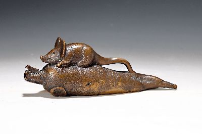 Gernot Rumpf, 1941-2025 Kaiserslautern, Maus auf Rettich, Bronzeguß, signiert und dat. 1993, H. ca. 7cm, L. ca. 19cm