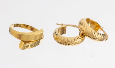 18 kt Gold Konvolut, GG 750/000, best. aus:Paar Creolen, gerillt, und 1 Ring, RW 47, ca. 3.7 g