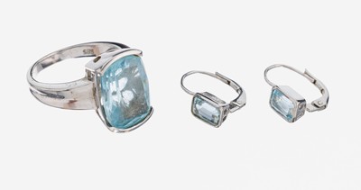 14 kt Gold Blautopas-Schmuckset, WG 585/000, best. aus: Ring, RW 52, dazu Paar CHRIST Ohrgehänge, bes. mit facett. Blautopasen (beh.) zus. ca. 7.00 ...