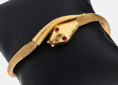 18 kt Gold Armband "Schlange", GG 750/000, Kopf und Schwanz graviert und strukturiert, 2 rote Glassteine als Augen, L. ca. 19.5 cm, ...