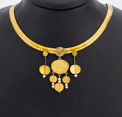 18 kt Gold Collier, GG 750/000 gepr., Mitteilteil nachträglich angebracht, ovale Elemente, mit kl. Perlchen, L. ca. 41 cm, Kastenschloss mit ...