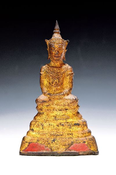 Sitzender Ayutthaya-Buddha, Thailand, 18.Jh. oder älter, Bronze gefüllt, Sockelzone z.T. fragmentarisch, nachvergoldet, H. 20,5 cm, 1989 in ...