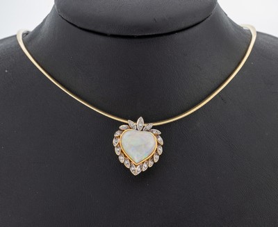 14 kt Gold Opal-Brillant-Anhänger, GG 585/000, Opalherz ca. 6.50 ct, Brillanten zus.ca. 0.18 ct Weiß/si, an Halsreif, GG/WG 585/000, L. ca. 46 cm, ...