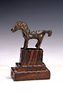 Spätantike Bronzefigur, römische Provinz, wohl 3. Jh., Pferd, wohl ehemals mit Reiter, ca. 3.5 x 5.5 cm, auf Holzsockel