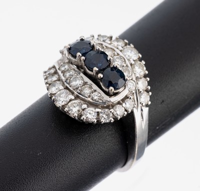 14 kt Gold Saphir-Brillant-Ring, WG 585/000, asymm. Ringkopf, mittig 3 rundfacett.Saphire zus. ca. 1.0 ct, umgeben von 28 Brillanten zus. ca. 1.20 ...