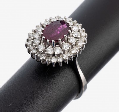 14 kt Gold Rubin-Brillant-Ring, GG 585/000,mittig ovalfacett. Rubin ca. 1.80 ct, umgeben von 42 Brillanten zus. ca. 1.30 ct Weiß/si, RW55, ca. 4.8 g
