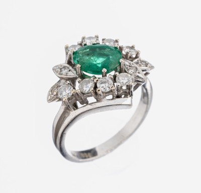 14 kt Gold Smaragd-Brillant-Ring, WG 585/000, mittig ein ovalfacett. Smaragd ca. 1.10 ct, umgeben von 12 Brillanten zus. ca. 0.55 ct Weiß/si, RW ...