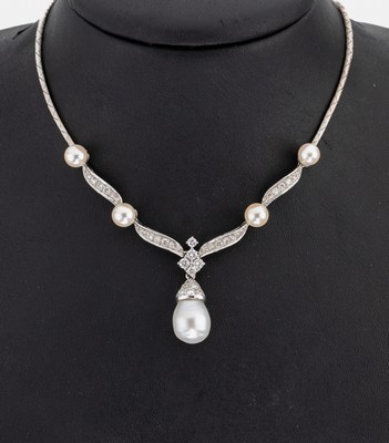 18 kt Gold Perl-Brillant-Collier, WG 750/000, Mittelteil floral gestaltet, 4 Akoyazuchtperlen, 44 Brillanten zus. ca. 1.0 ct Weiß/si, bewegl. ...