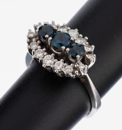 18 kt Gold Saphir-Brillant-Ring, WG 750/000, 3 rundfacett. Saphire zus. ca. 1.00 ct, umgeben von 14 Brillanten zus. ca. 0.50 ctWeiß/si, RW 56, ca. ...