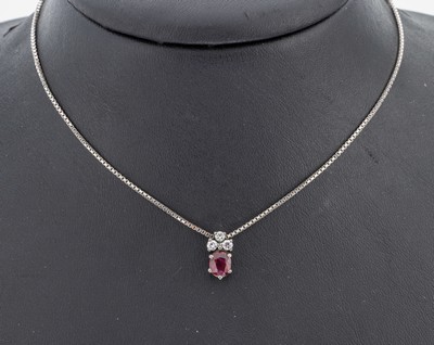 14 kt Gold Rubin Brillant Anhänger, WG 585/000, gepr., an Kette WG 585/000, L ca. 42 cm, Federringschließe, ovalfacett. Rubin ca. 0.60 ct, 3 ...