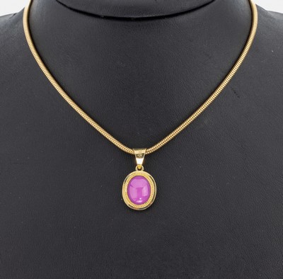 14 kt Gold Anhänger, GG 585/000, an Schlangenkette, Federringschließe, L. ca. 42 cm, synth. Rubin-Cabochon, total ca. 11.3 g