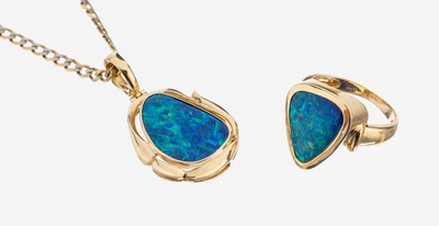 14 kt Gold Schmuckset mit Opalen, GG 585/000: Anhänger mit Opal-Dublette, Öse mit Sicherheitsacht, L ca. 3 cm, an Kette 8 kt Gold, GG 333/000, L ...
