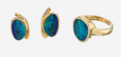14 kt Gold Schmuckset mit Opalen, GG 585/000: Ring mit Opal-Doublette, RW 55 und Paar Ohrstecker mit Opal-Doubletten und 4 Diamanten zus. ca. 0.04 ...