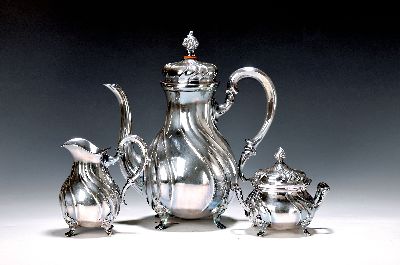 Kaffeekanne, Zuckerdose und Sahnegießer, Wilhelm Binder, Schwäbisch Gmünd, 30er Jahre, Rokokostil, 835er Silber, leicht gedrehte Form auf vier ...