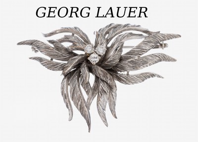 18 kt Gold GEORG LAUER Brillant-Brosche, WG750/000, in Form einer Blüte, Blätter strukt.,3 Brillanten zus. ca. 0.30 ct Weiß/si, ca. 5 x3 cm, ca. ...